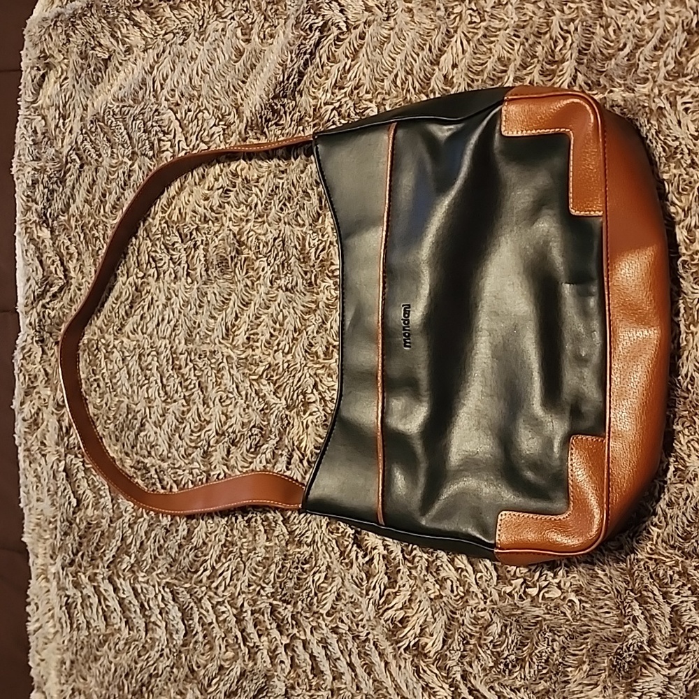 Mondani new York ladies medium hand bag.